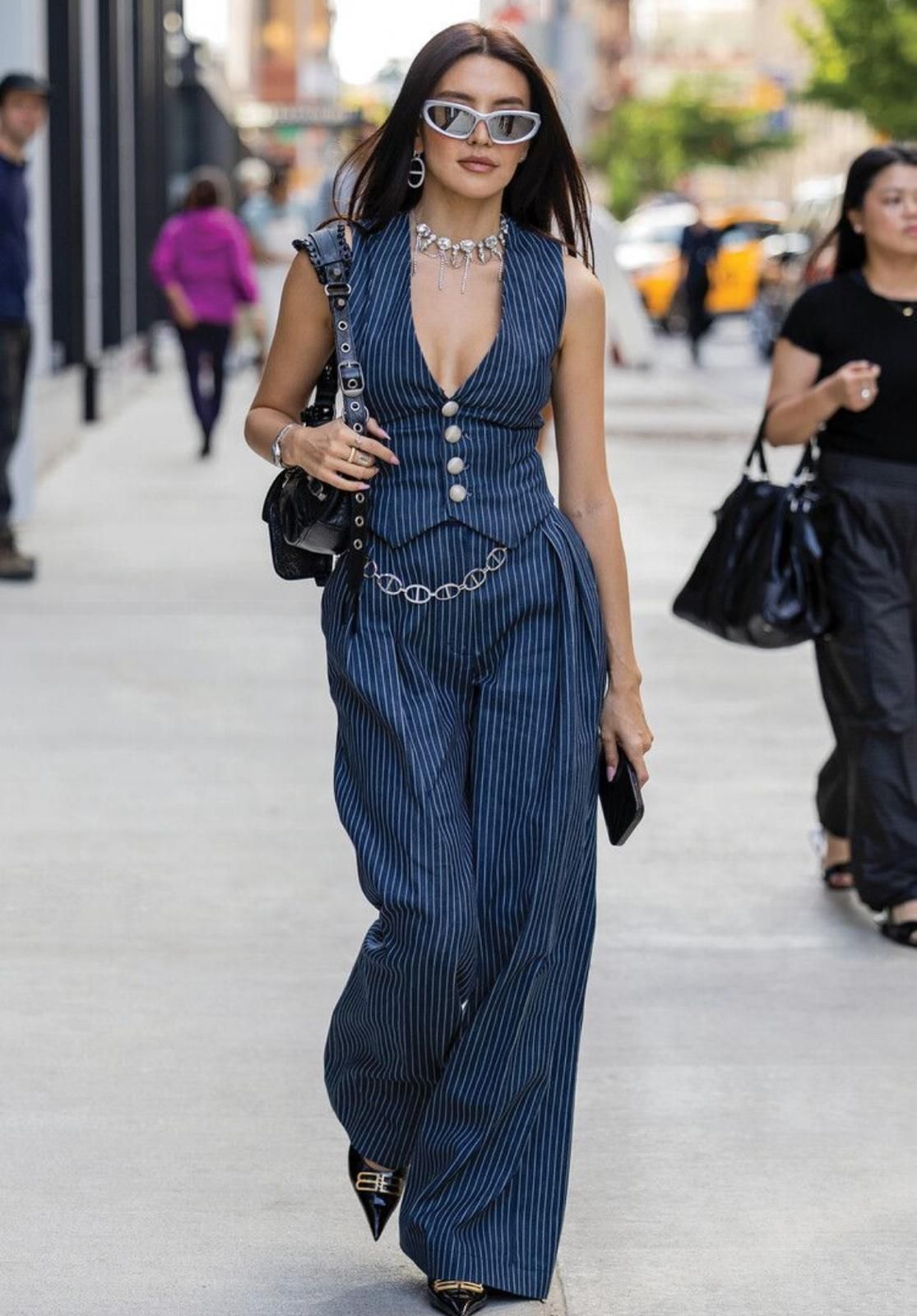 Seturile asortate cu vestă și pantaloni creează un outfit elegant și bine pus la punct