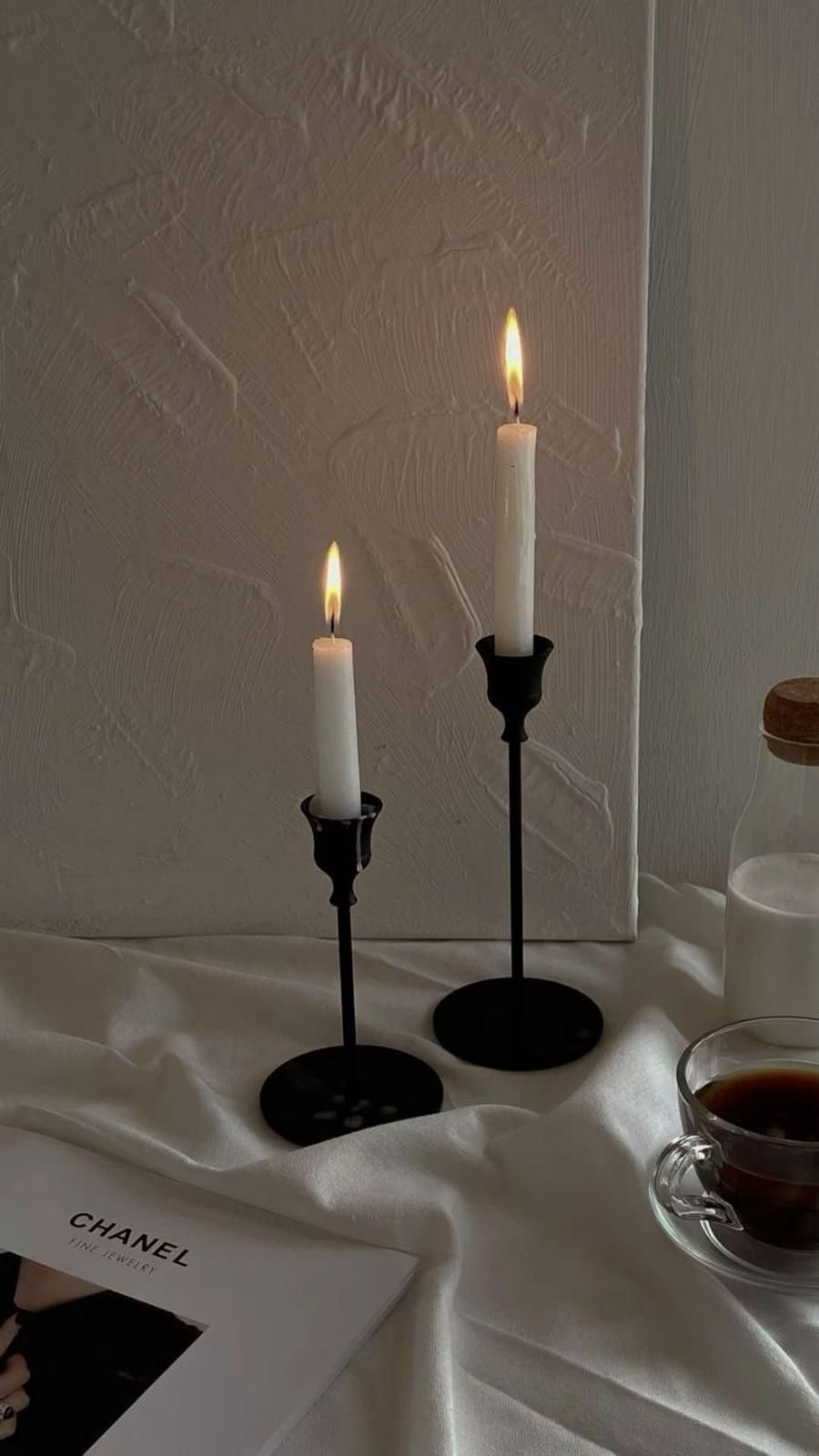 Sfeșnicele și lumânările creează o atmosferă caldă și relaxantă