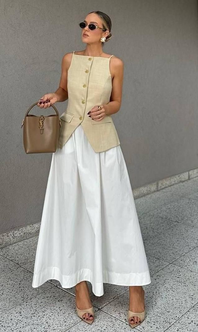 Vesta combinată cu fustă creează un look feminin și potrivit pentru orice ocazie casual